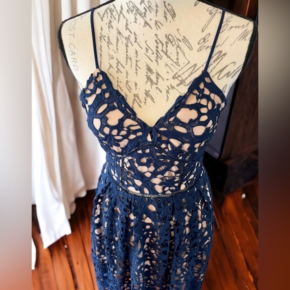 The Clothing Co ELEGANT NAVY BLUE LACE ANKLE-LENGTH MIDI DRESS Medium​ - Picture 3 of 15